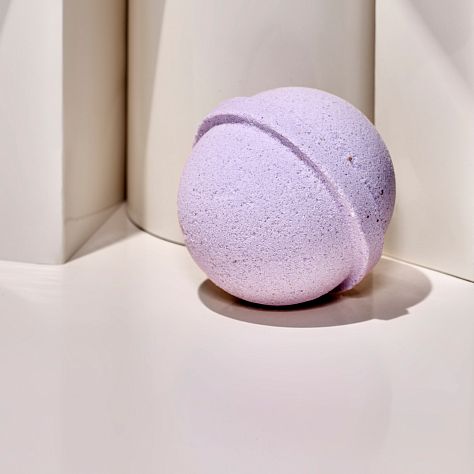 Lavendel CBD Badekugel aus unserer Berliner Manufaktur